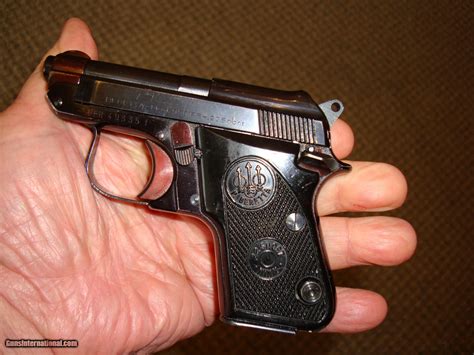 It was the first commercially produced hand gun with a staggered magazine. . Beretta 950 bs 22